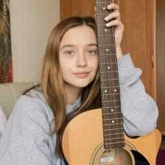 Лера Яскевіч выставіла гітару на дабрачынны аўкцыён
